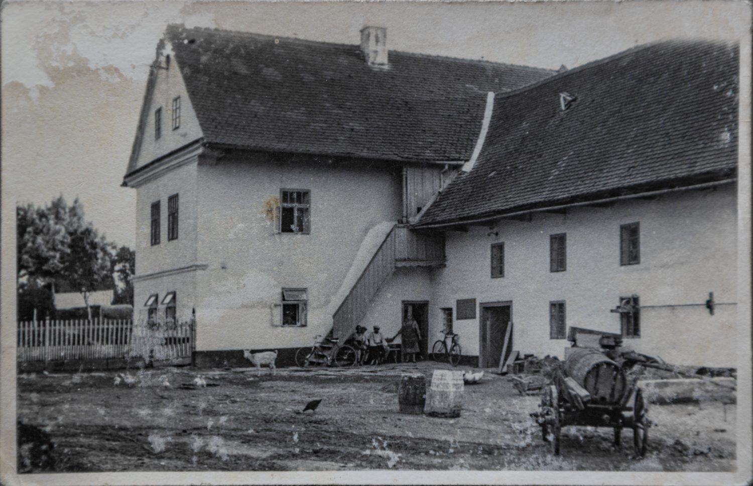 Klasicistní budova Říhova mlýna na dobové fotografii